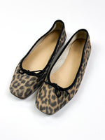 Load image into Gallery viewer, Ballerines en cuir A.P.C • taille 38
