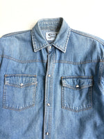 Charger l'image dans la galerie, Chemise en jean vintage • Taille S
